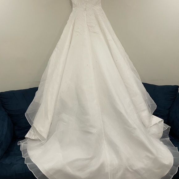 Sale‼️ White beaded wedding dress with veil and  tiara - Picture 9 of 14